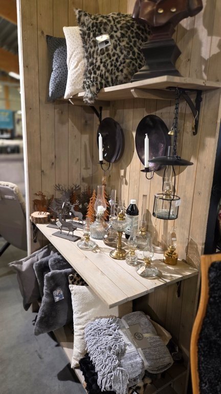 Ljusstakar och kuddar i lantlig hörna