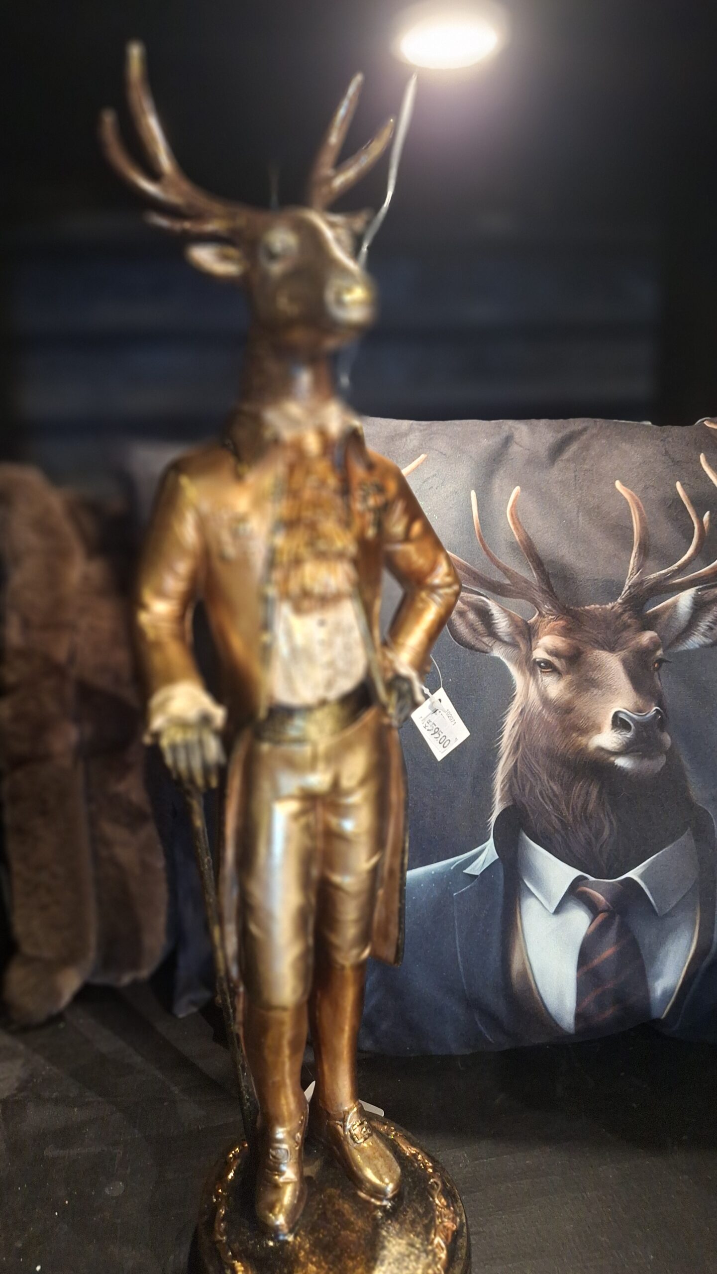 Dekorfigur och tavla i butiken